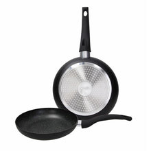 Load image into Gallery viewer, Grancuci Rock In Black Line Set 2 Pans 26-30cm
